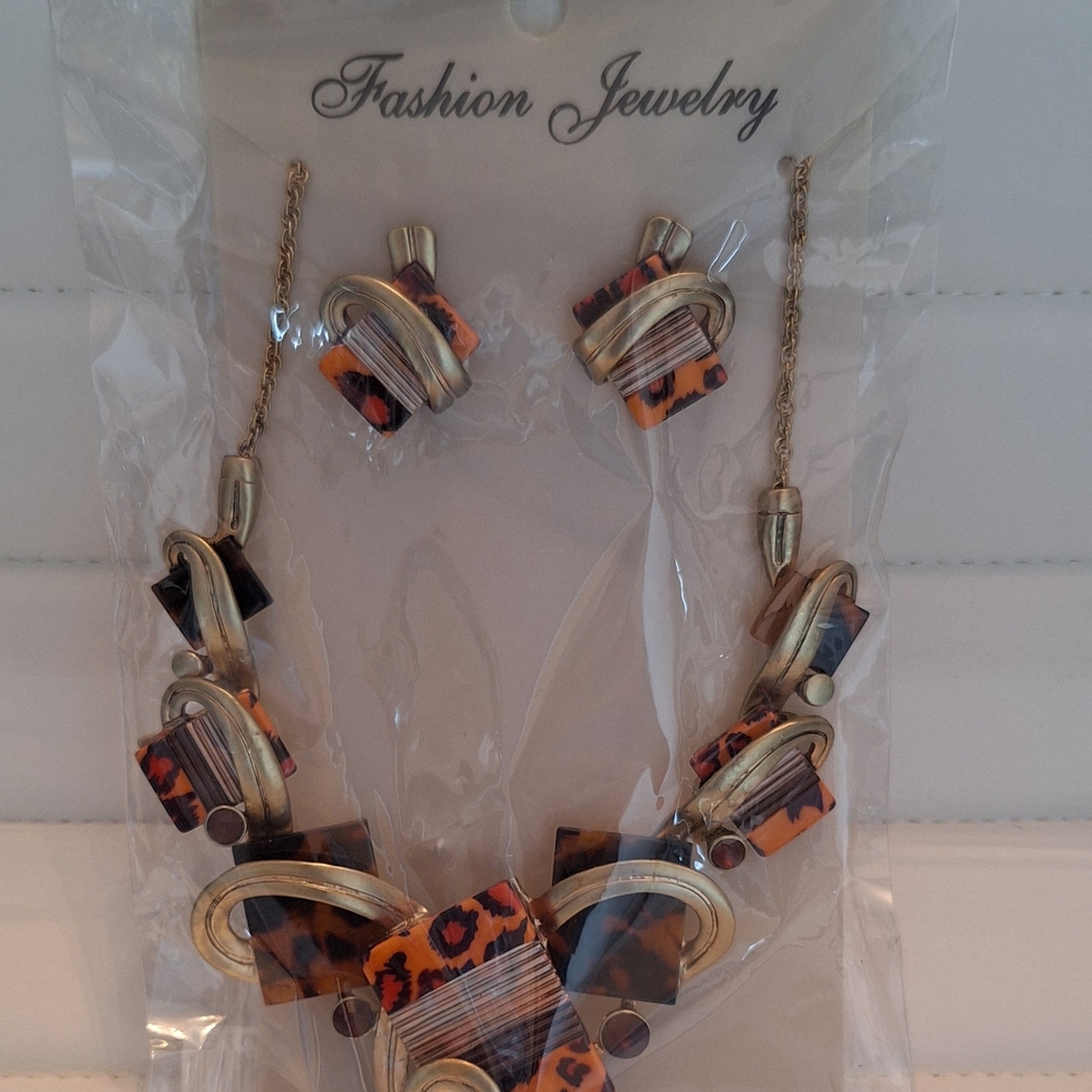 Leopard Print Fashion Jewelry Set with Gold Accents